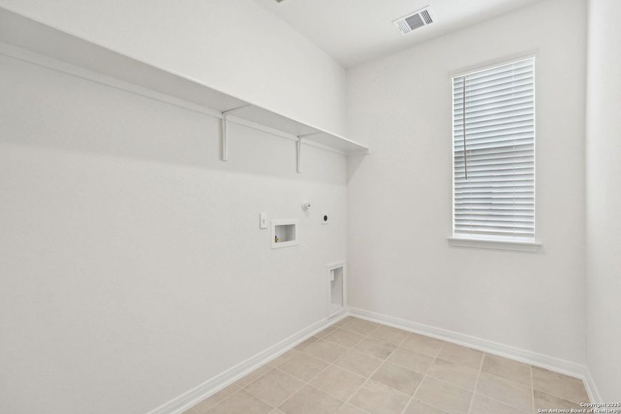 Spacious, unfurnished interior of a new home in Carmel Ranch, Schertz (Image 55).