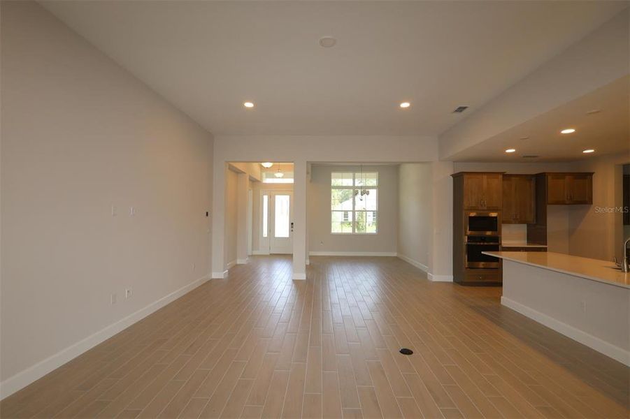 Spacious, unfurnished interior of a new home in Willow Run, Apopka (Image 35).