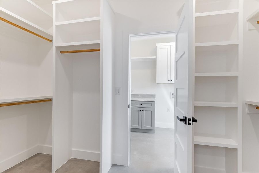 Spacious, unfurnished interior of a new home in , Marble Falls (Image 20).