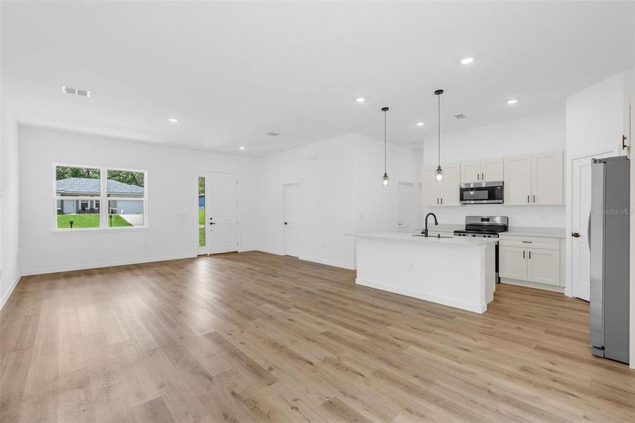 Spacious, unfurnished interior of a new home in , Citrus Springs (Image 21).