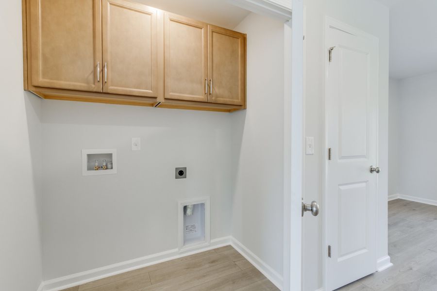 Spacious, unfurnished interior of a new home in Astoria, Columbia (Image 20).