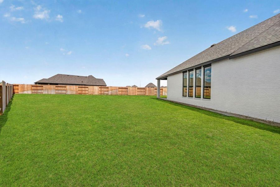 Exterior details and patio area of a home in Wildrye, Waller (Image 2).