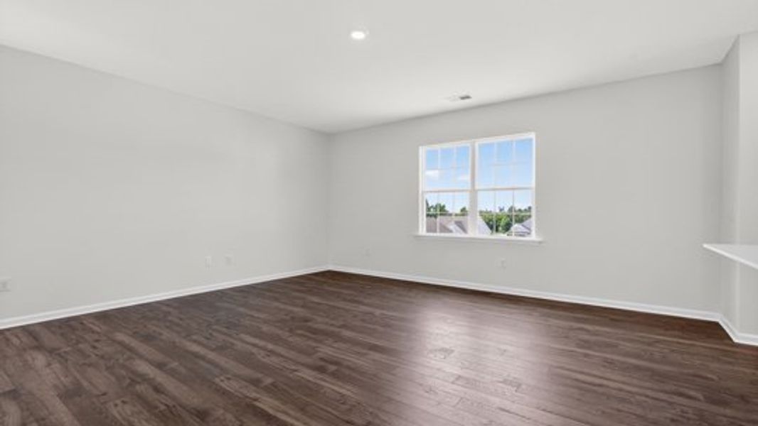 Spacious, unfurnished interior of a new home in Shahbain Reserve, Raeford (Image 10).