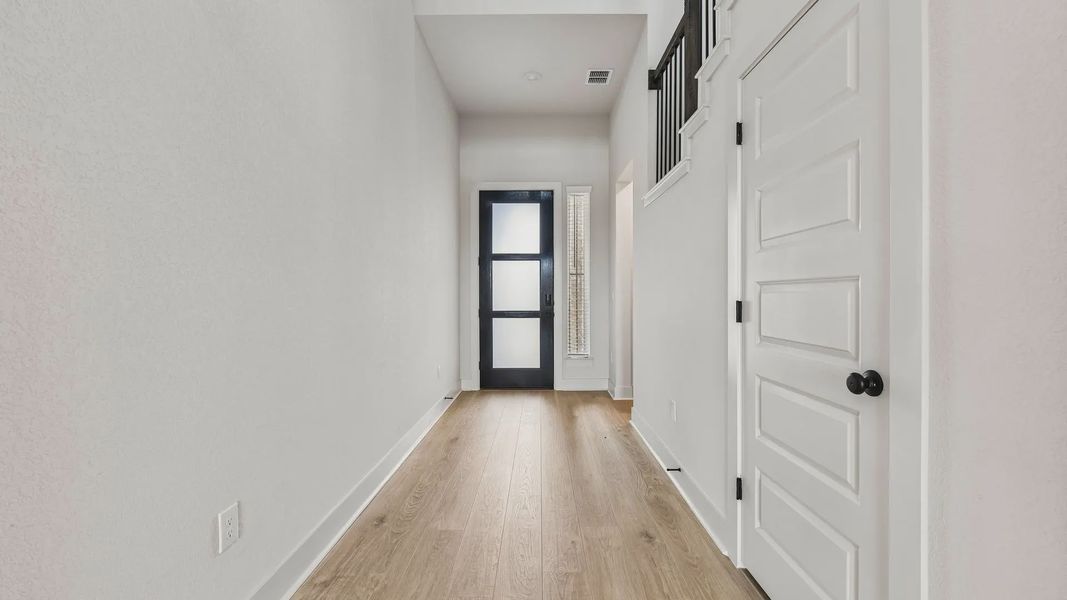 Spacious, unfurnished interior of a new home in Sunfield, Buda (Image 11).
