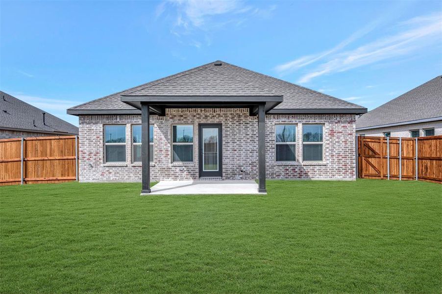 Exterior details and patio area of a home in Rolling Ridge, Van Alstyne (Image 23).