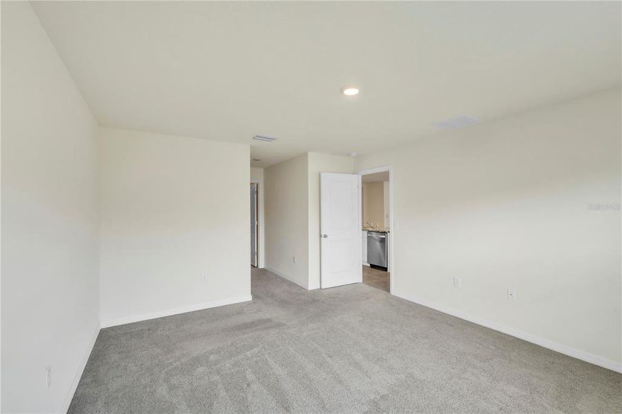 Spacious, unfurnished interior of a new home in River Park, Tampa (Image 11).