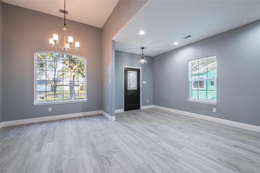 Spacious, unfurnished interior of a new home in , Texas City (Image 11).