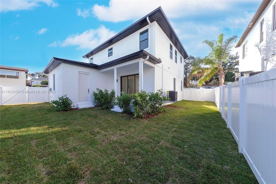 Exterior details and patio area of a home in , St. Petersburg (Image 21).
