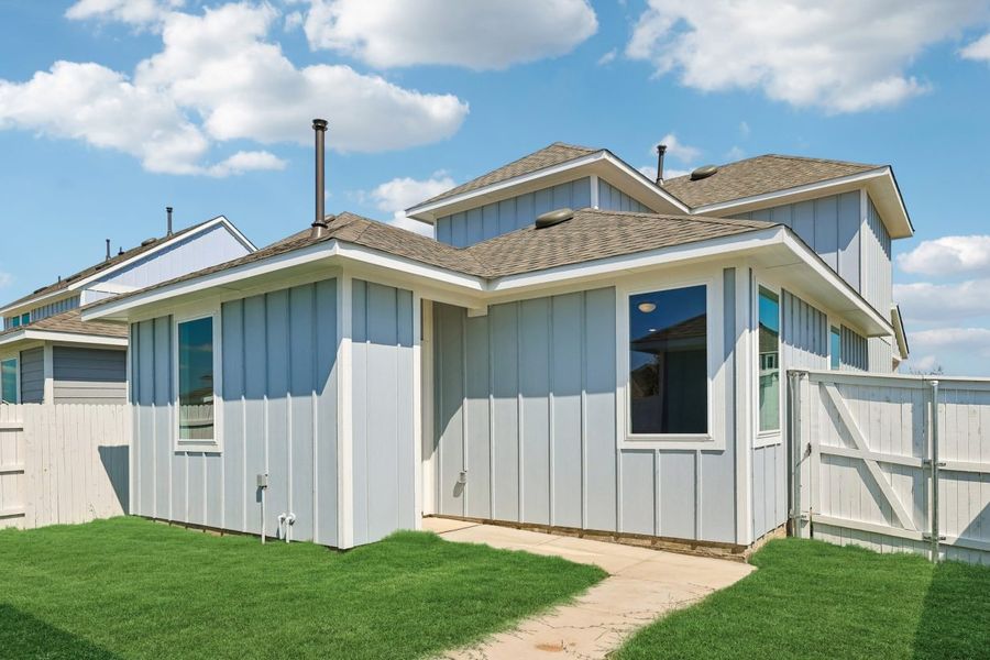 Exterior details and patio area of a home in Harvest Ridge, Elgin (Image 3).