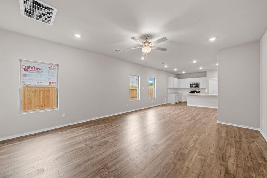 Spacious, unfurnished interior of a new home in Creekhaven, Rosharon (Image 15).