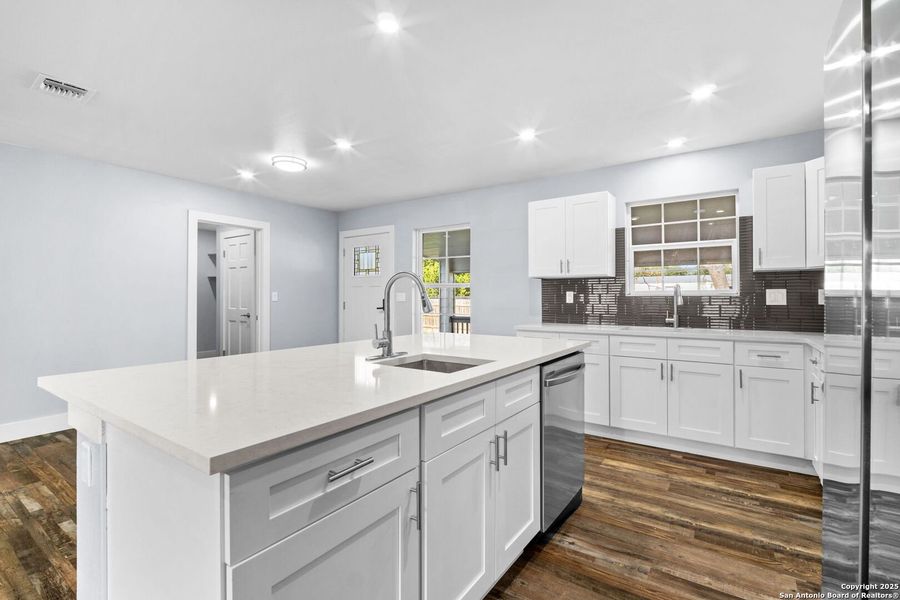 Furnished interior view inside a new home in , Bandera (Image 5).