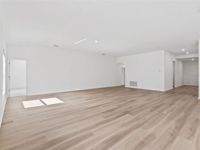 Spacious, unfurnished interior of a new home in Juliette Falls, Dunnellon (Image 43).