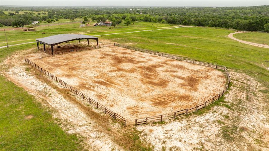 Exterior details and patio area of a home in , Desdemona (Image 3).