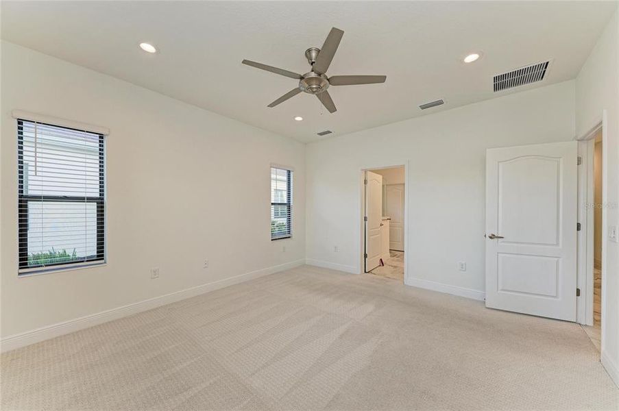 Spacious, unfurnished interior of a new home in , Sarasota (Image 45).