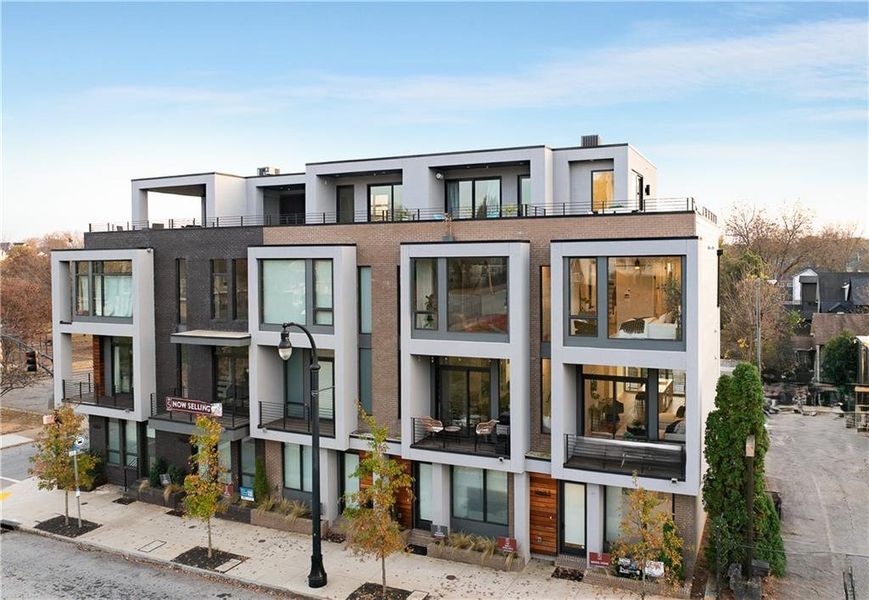 Condo located in Atlanta, GA showcasing its design and architecture (Image 3).