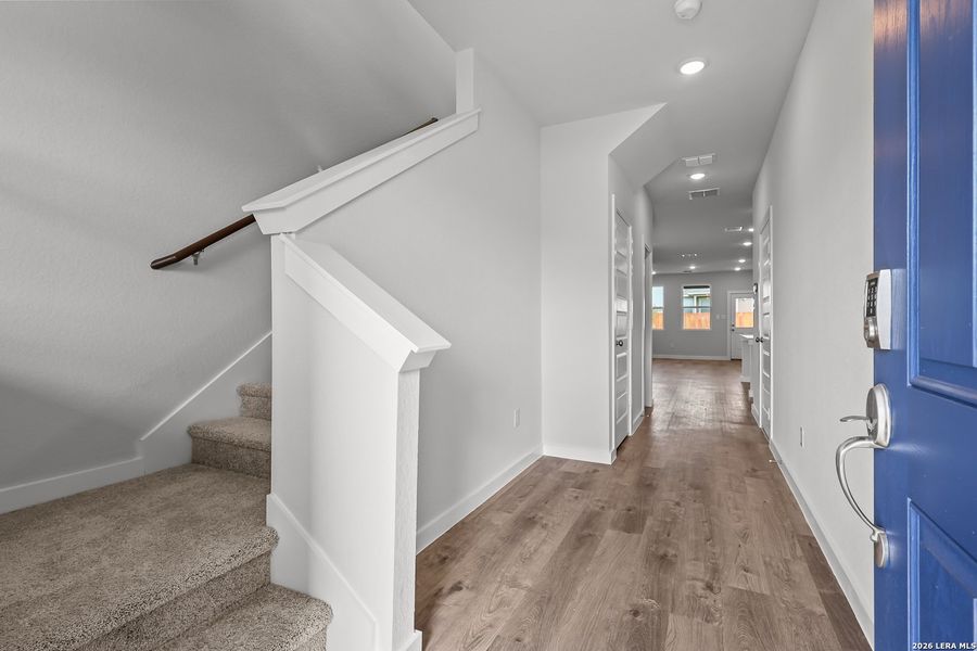 Spacious, unfurnished interior of a new home in Mesa Vista, San Antonio (Image 17).