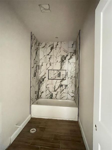 Bathroom with tiled shower / bath