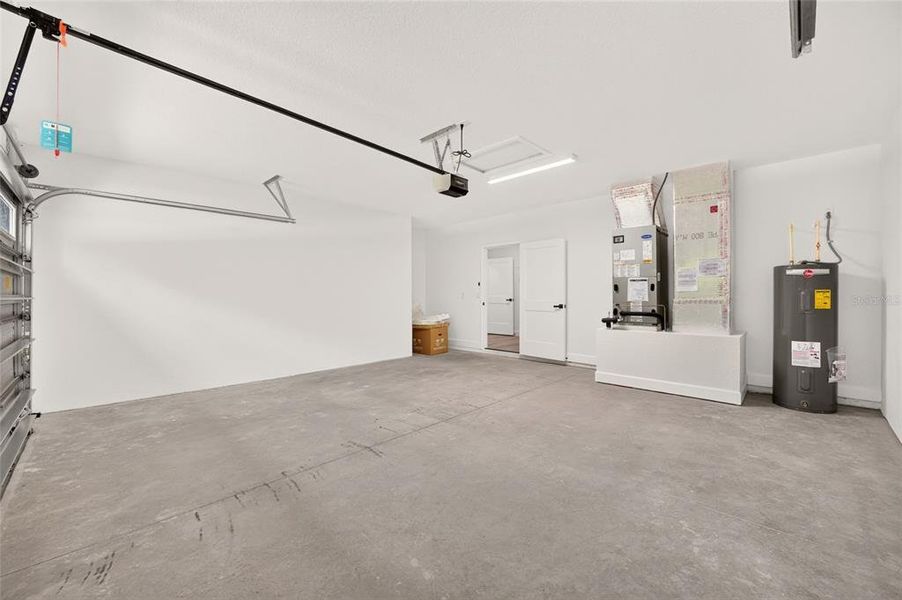 Spacious, unfurnished interior of a new home in , Ocala (Image 27).