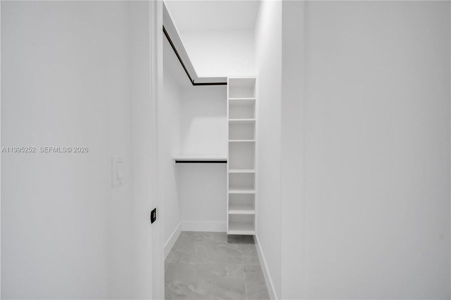 Spacious, unfurnished interior of a new home in , Cape Coral (Image 37).