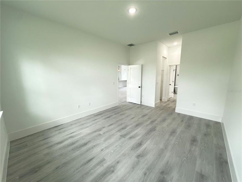 Spacious, unfurnished interior of a new home in , Ocala (Image 25).