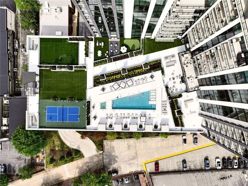 Condo located in Atlanta, GA showcasing its design and architecture (Image 30).