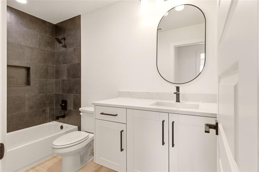Bathroom with vanity and washtub / shower combination