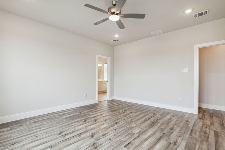 Spacious, unfurnished interior of a new home in Dove Hollow, Waxahachie (Image 16).