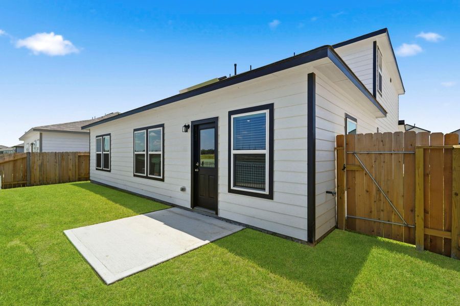 Exterior details and patio area of a home in Katy Reserve, Katy (Image 3).