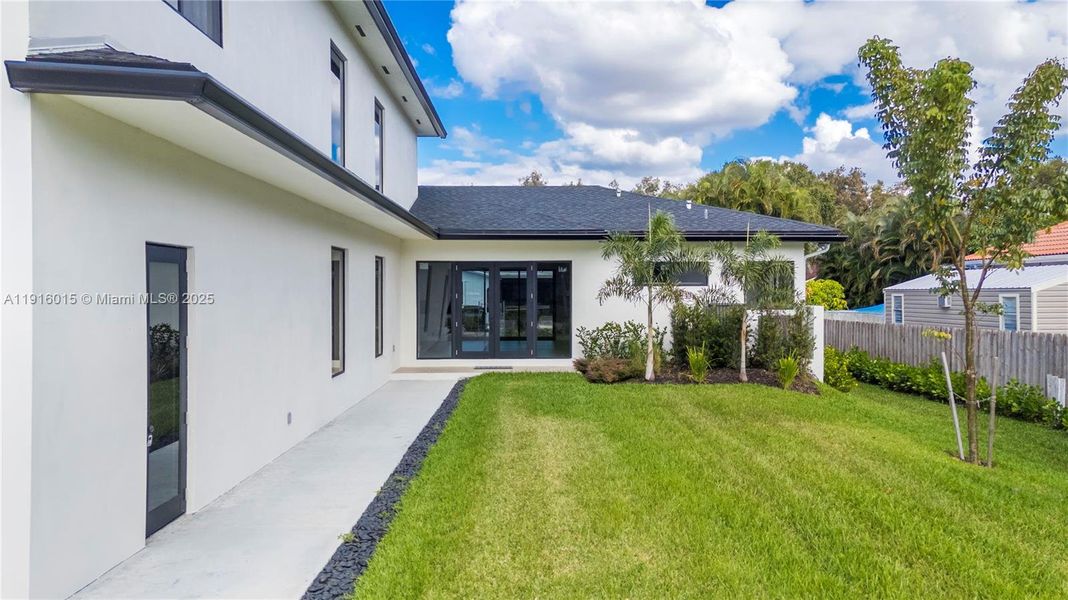 Exterior details and patio area of a home in , Plantation (Image 4).