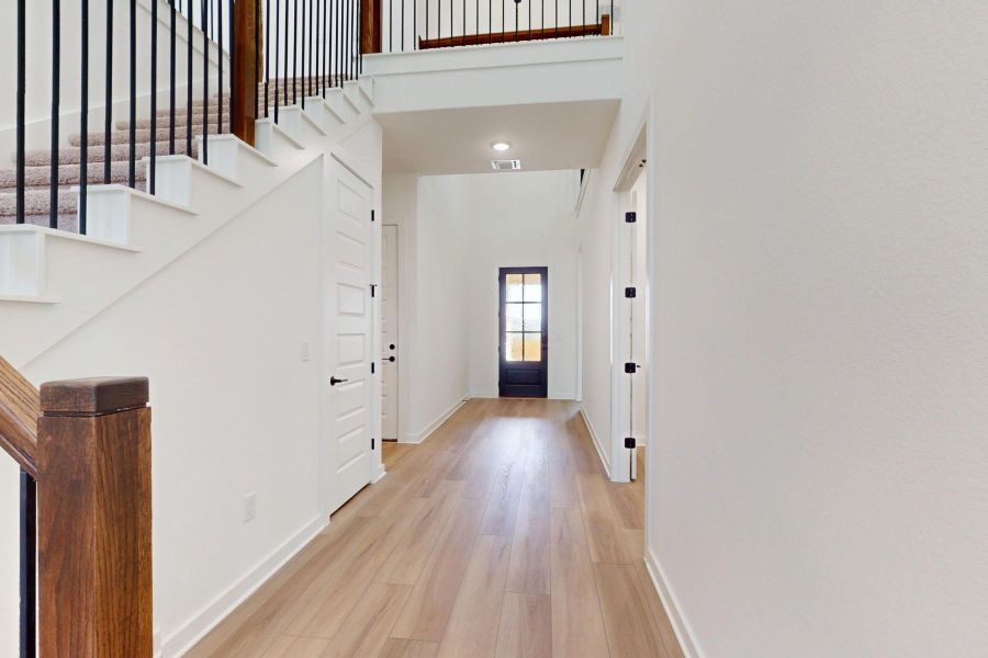 Spacious, unfurnished interior of a new home in Edgewood, Leander (Image 27).