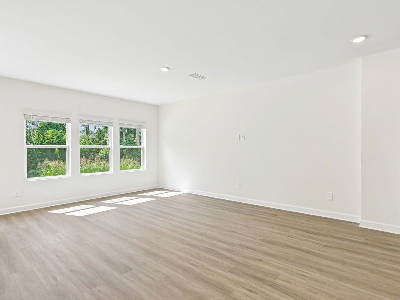 Spacious, unfurnished interior of a new home in Buffalo Ridge, Newton (Image 11).