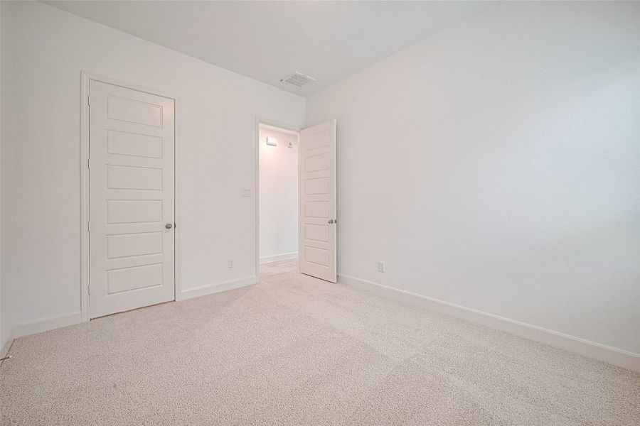 Spacious, unfurnished interior of a new home in Lago Mar, Texas City (Image 31).