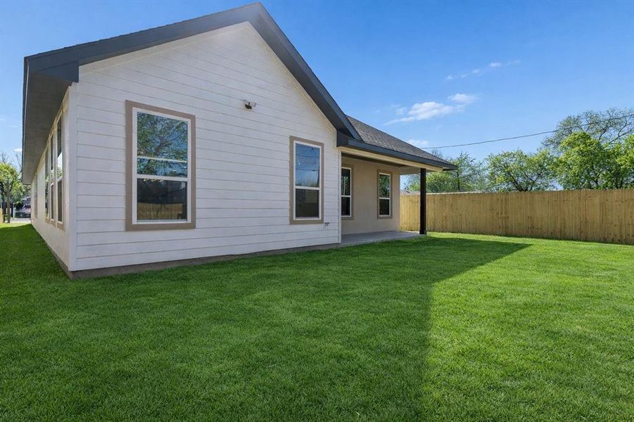 Exterior details and patio area of a home in , Dallas (Image 4).