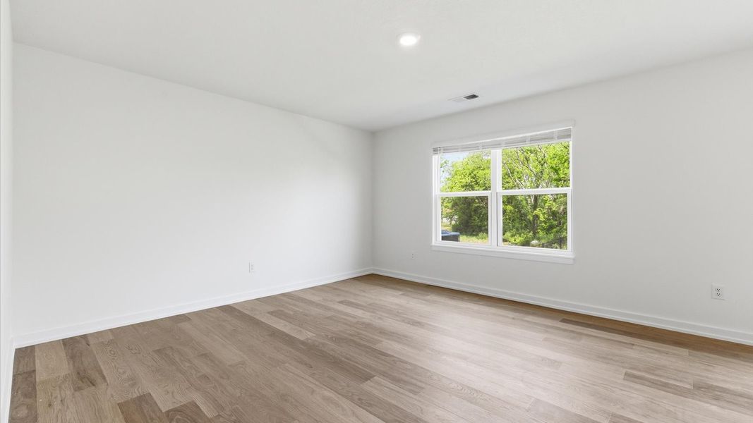 Spacious, unfurnished interior of a new home in Oak Hill, Vonore (Image 19).