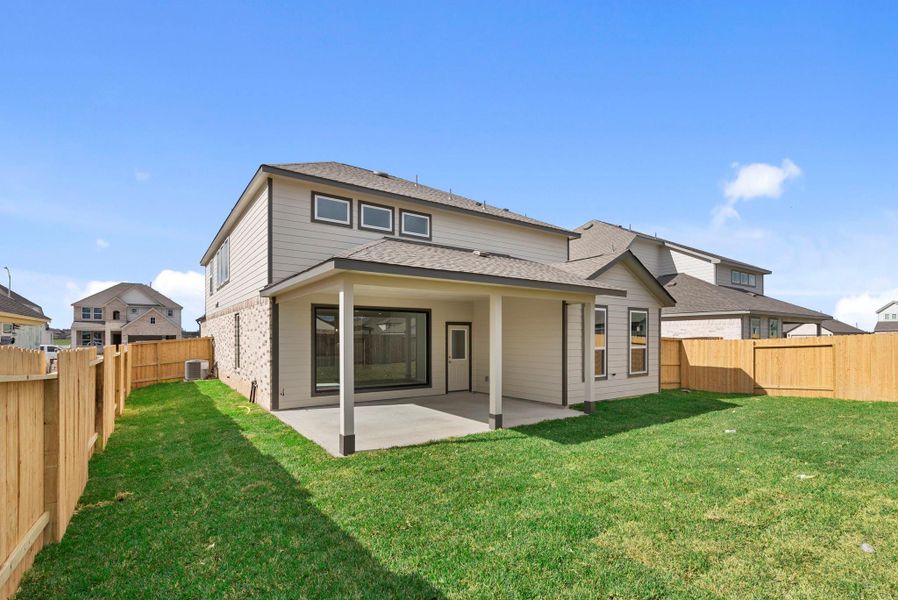 Exterior details and patio area of a home in Huntington Place, Rosharon (Image 3).