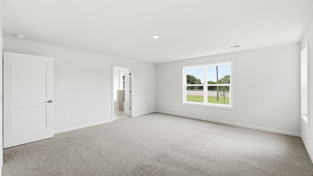 Spacious, unfurnished interior of a new home in Sycamore Cove, Woodruff (Image 34).
