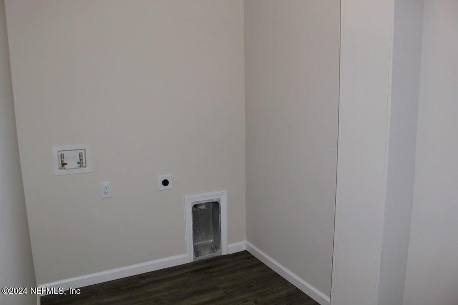 Spacious, unfurnished interior of a new home in , Middleburg (Image 24).