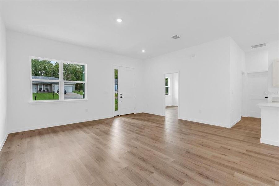 Spacious, unfurnished interior of a new home in , Citrus Springs (Image 28).