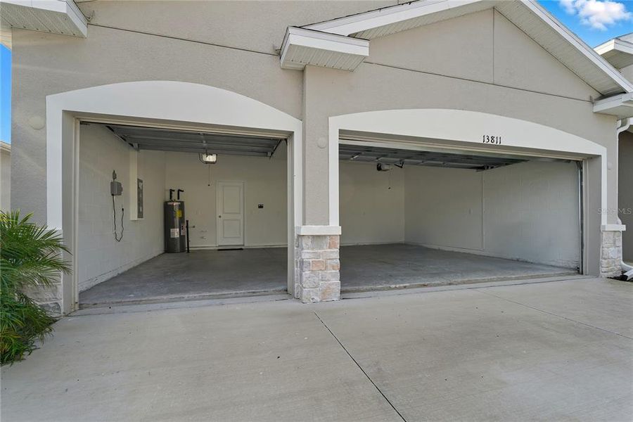 Exterior details and patio area of a home in , Dade City (Image 3).