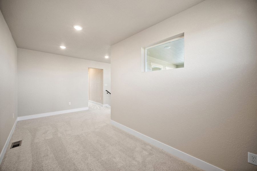 Spacious, unfurnished interior of a new home in Pony Park, Colorado Springs (Image 31).