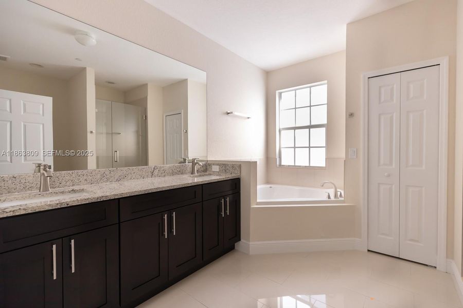 Furnished interior view inside a new home in , Tamarac (Image 18).