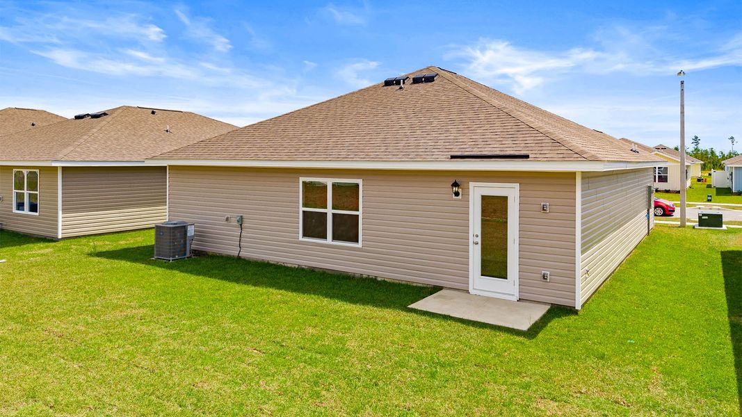 Exterior details and patio area of a home in Liberty, Panama City (Image 3).