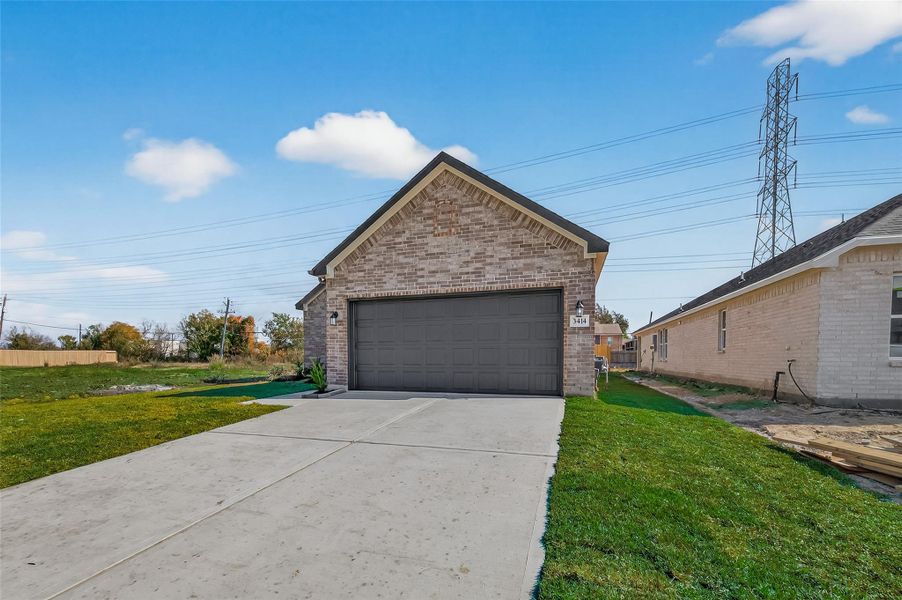Front exterior of a new home in Rollingbrook Estates, Baytown, TX, highlighting curb appeal (Image 24).