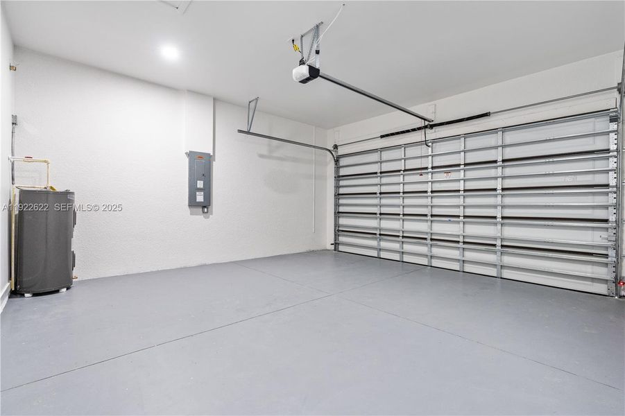 Spacious, unfurnished interior of a new home in , Lehigh Acres (Image 32).