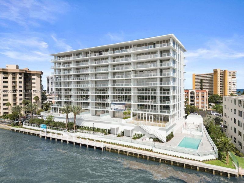 Condo located in Pompano Beach, FL showcasing its design and architecture (Image 3).