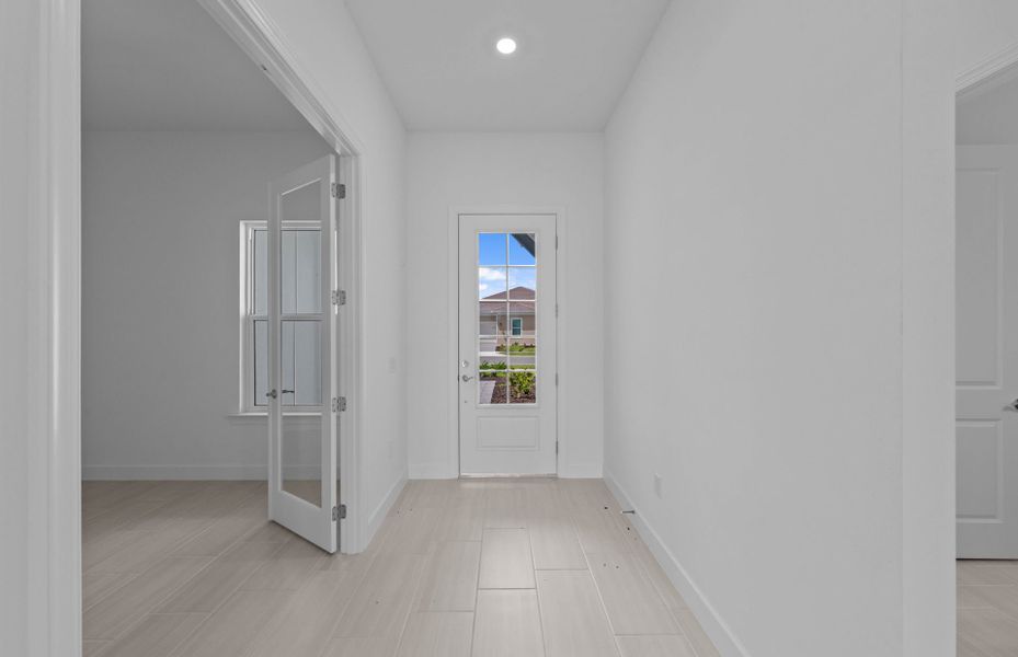 Spacious, unfurnished interior of a new home in TerraWalk at Babcock Ranch, Alva (Image 17).