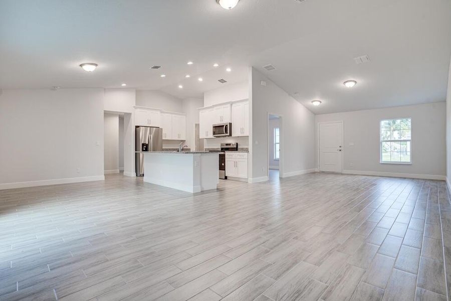 Spacious, unfurnished interior of a new home in , Palm Bay (Image 35).