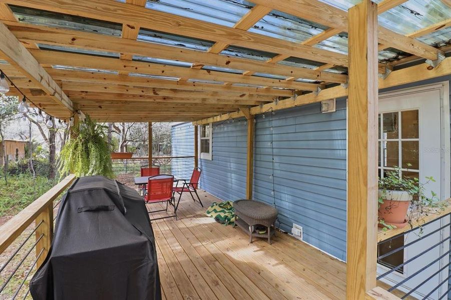 Exterior details and patio area of a home in , Dunnellon (Image 21).