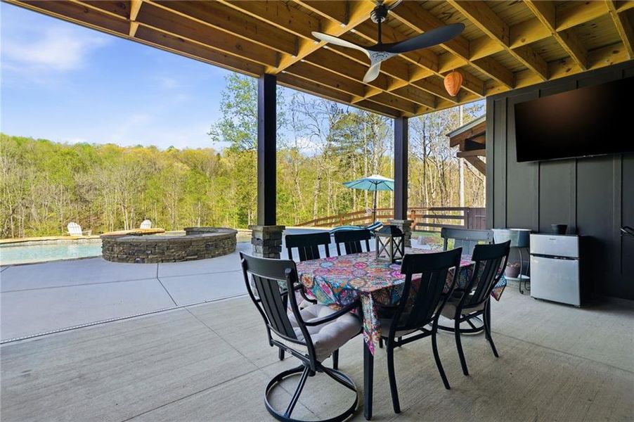 Community amenities in , Talking Rock (Image 69).