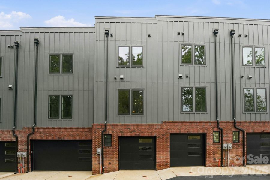 Condo located in Charlotte, NC showcasing its design and architecture (Image 5). Condo located in Charlotte, NC showcasing its design and architecture (Image 5).